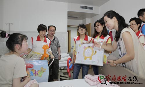 省二医志愿者为病房儿童提前过六一儿童节