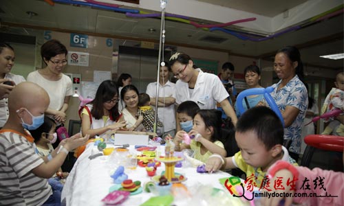 省二医志愿者为病房儿童提前过六一儿童节