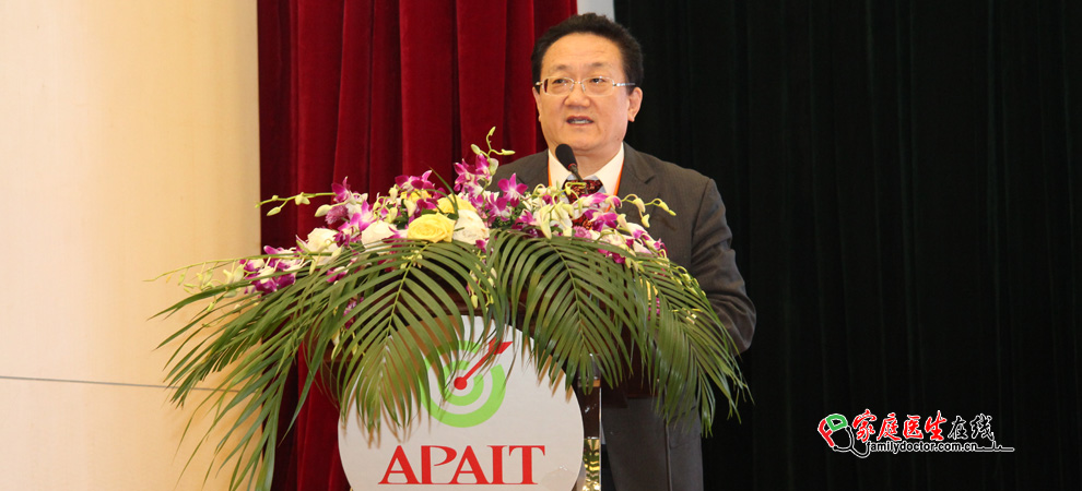 吴沛宏教授为大会致辞，并做了主题为肿瘤建设性治疗模式和策略的报告
