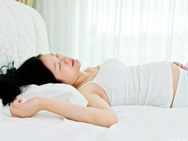 孕晚期可以短暂的仰卧休息