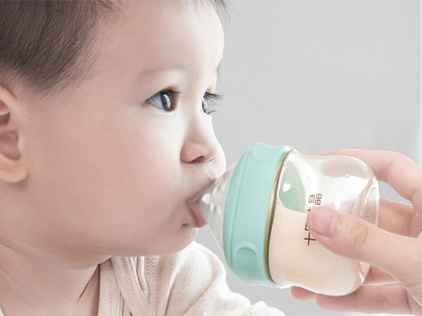 宝宝鼻子嘴巴一起吐奶是正常的