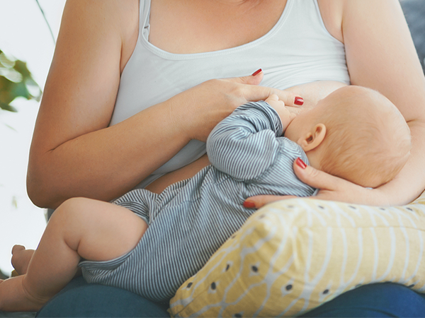 宝宝多吸吮可以疏通乳腺