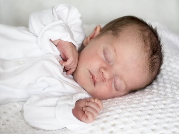 宝宝侧卧睡不容易出现溢奶的情况
