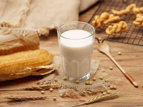 牛奶有优质蛋白质和磷酸盐