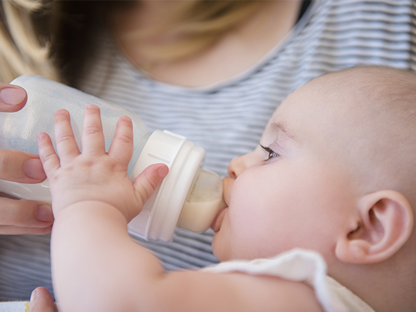 早产儿要吃专门的配方奶粉
