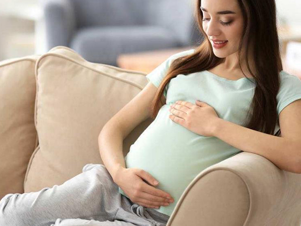 胎儿头部在孕妇肚中摸着最硬