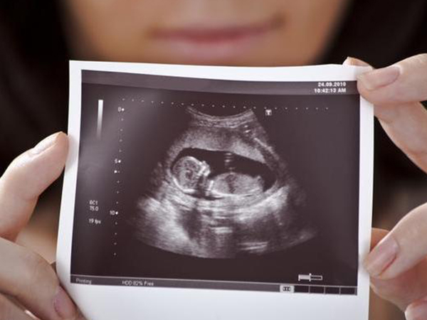因为胎儿满5个月大,生殖器官逐渐发育成熟,男孩女孩会出现明显的区别
