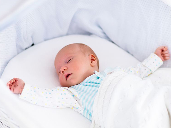 新生儿晚上和父母睡比较好