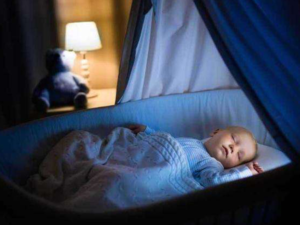0到6个月新生儿适合和父母睡
