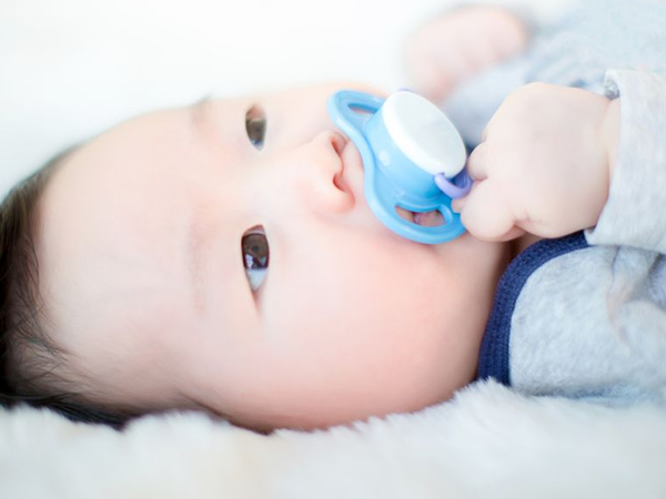 家长不能给婴儿长期使用安抚奶嘴