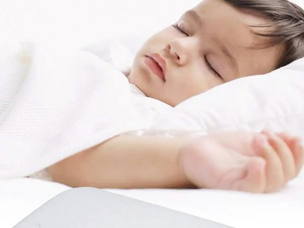 仰卧睡可以让宝宝肌肉得到放松