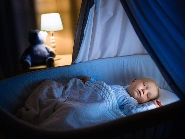新生儿睡觉应保持侧睡的姿势