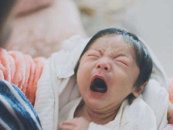 宝宝凌晨大哭可能是脑损伤