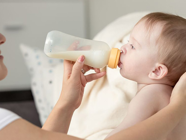 宝宝转奶过程要讲究循序渐进