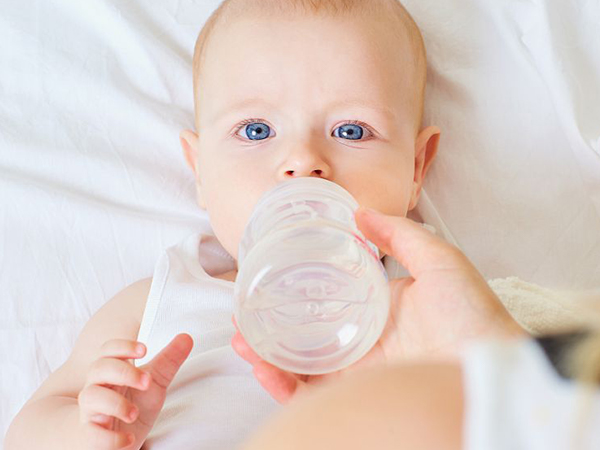 宝宝喝奶粉加量需遵循一定原则