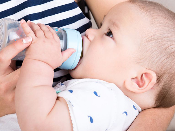 不同月龄宝宝吃奶粉间隔时间不一