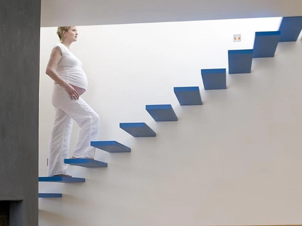孕妇想要自我催生可以多爬楼梯