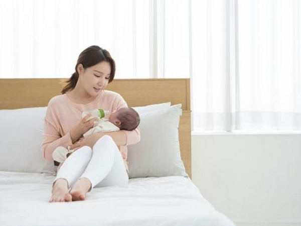 宝宝容易吸母乳的姿势