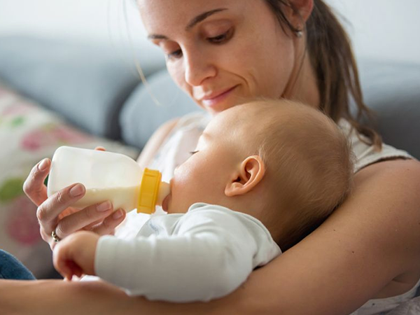 6个月的宝宝要喝二段奶粉
