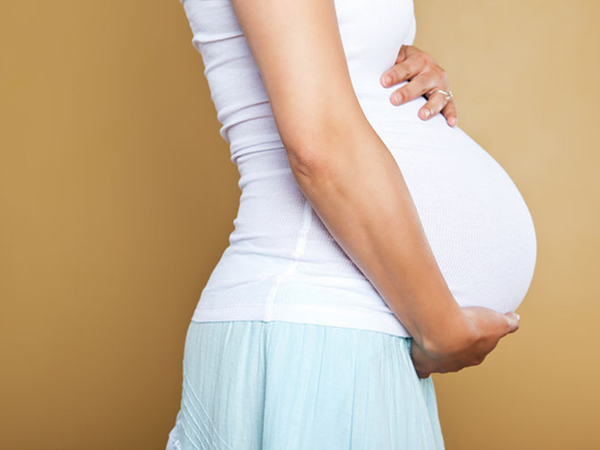 怀男宝的女性孕肚呈尖凸形