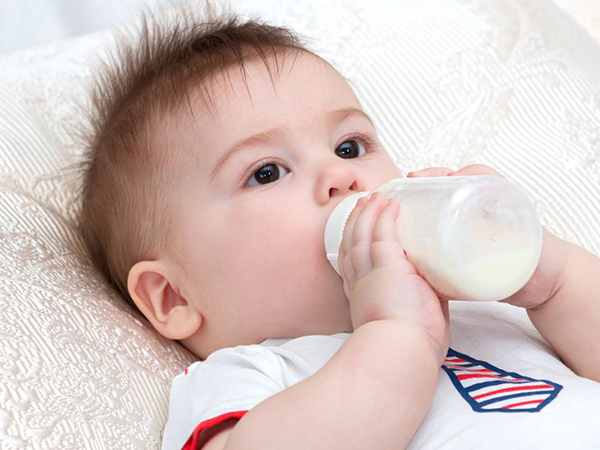 宝宝七八个月大需换二段奶粉