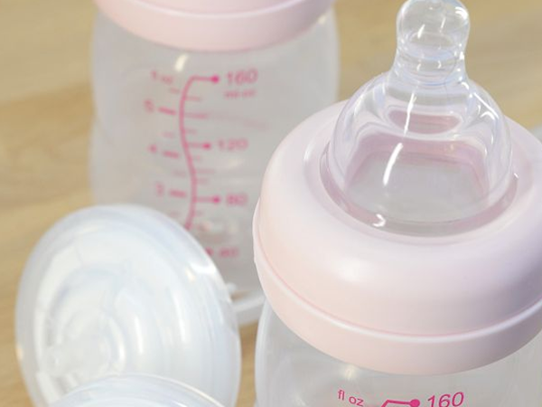 3个月宝宝用两滴奶嘴能更好吸奶