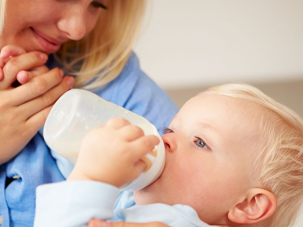 宝宝运动消耗能量后自然会喝奶