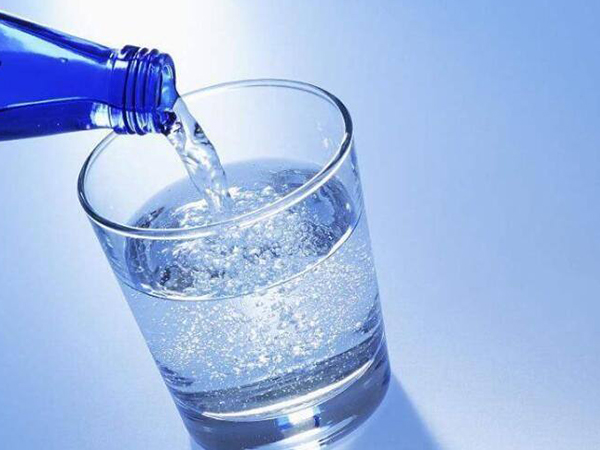 多喝水是改善母乳质量的方法