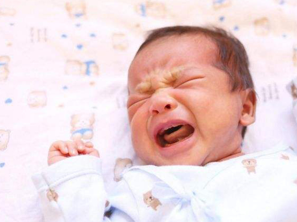 宝宝腹痛哭闹是过度喂养的征兆