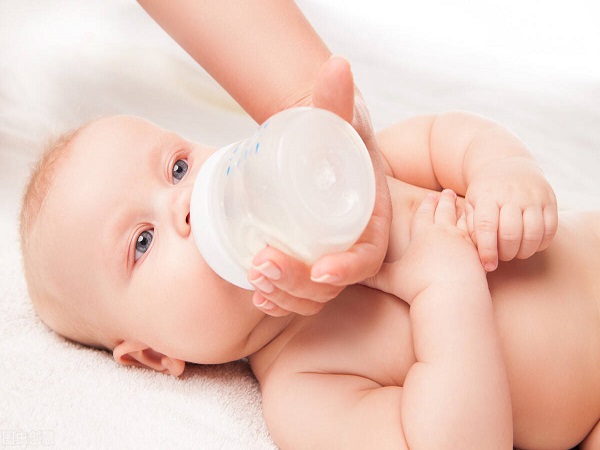 新生儿最重要的营养来源就是奶粉