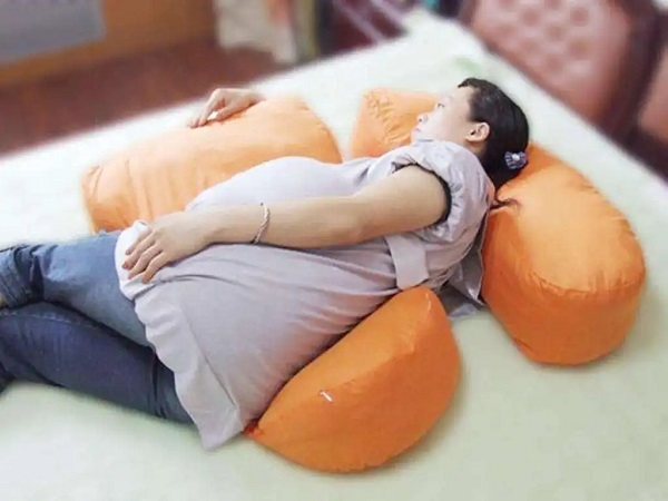 孕妇可以通过改变睡姿来缓解呼吸困难的问题
