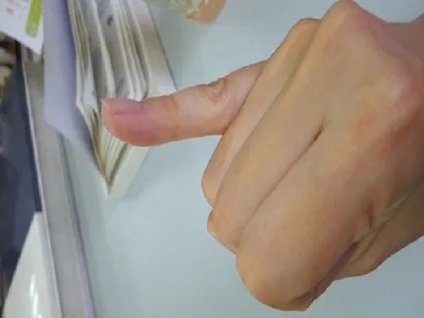手指自测输卵管的方法