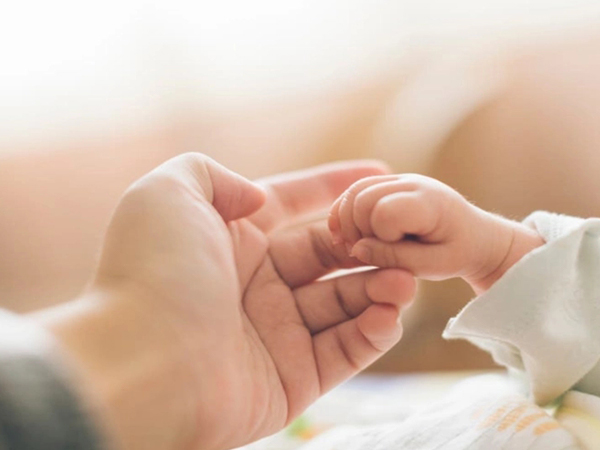 抱姿的正确与否影响新生宝宝发育