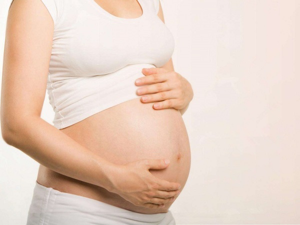 怀孕6个月的双胞胎孕肚图
