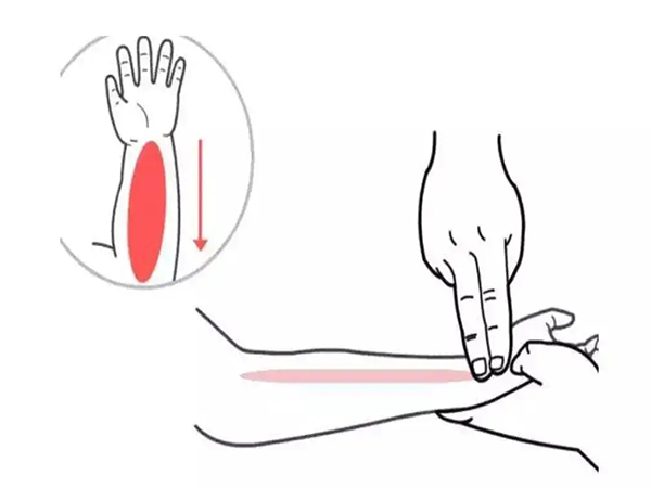 推拿手法:天河水位于孩子手腕横纹的中点到肘横纹的连线处,从手腕直接