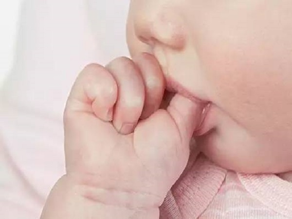 婴儿吃大拇指是非常常见的