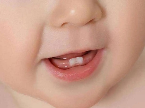宝宝四个月出牙齿的民间说法,长牙早不吉利是迷信不要信!