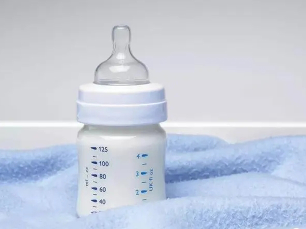 需据宝宝吸奶情况选择合适的奶嘴