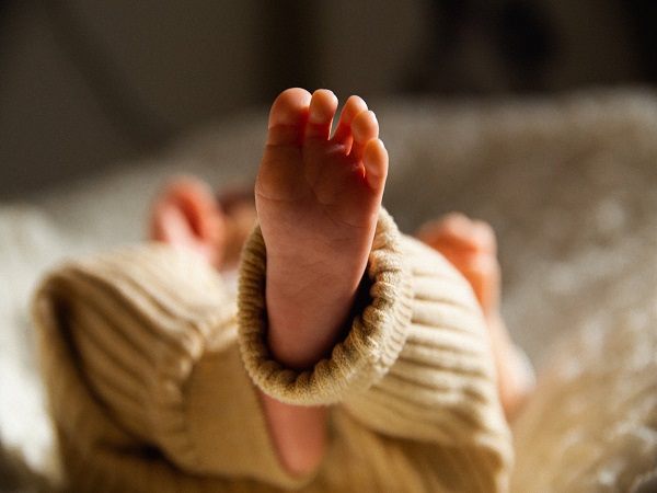 肌张力高孩子睡觉的脚部姿势图