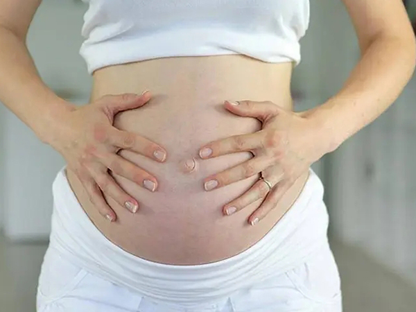入盆后宝宝老踢肚子可能提示缺氧