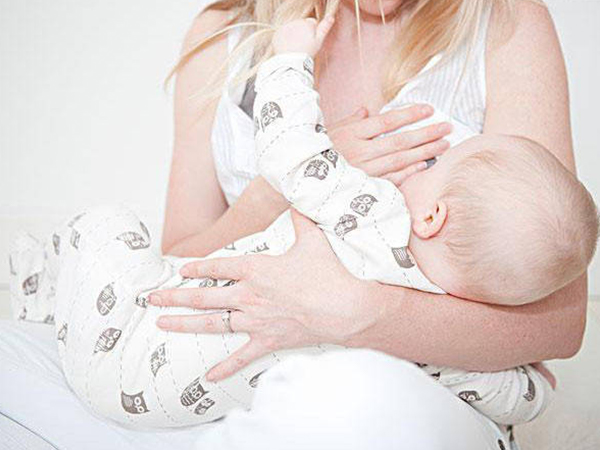 宝宝吮吸乳房可以催奶