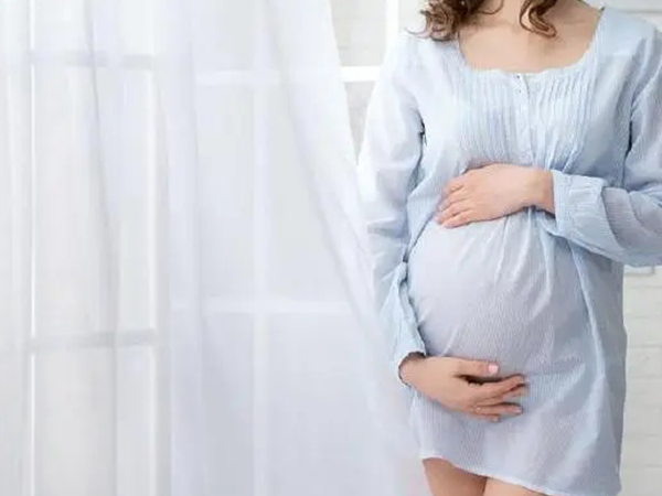孕晚期不能频繁抚摸胎儿