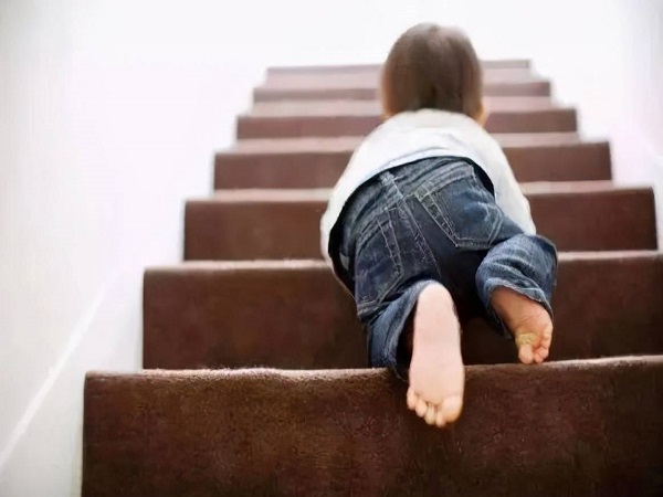 不建议一岁以内的孩子爬楼梯是有原因的