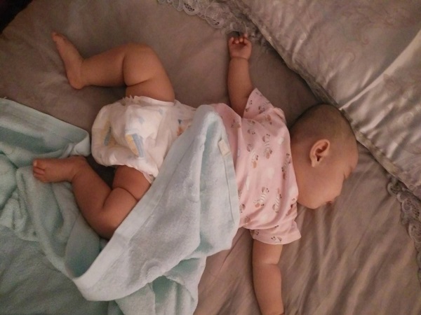 5个月脑瘫婴儿睡觉姿势图片