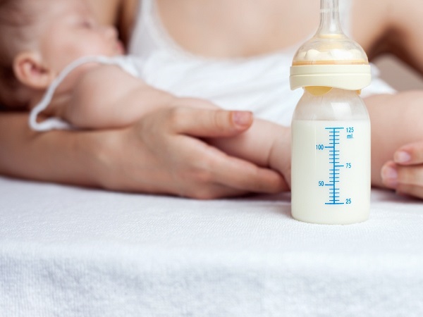 晚上可以通过奶瓶给宝宝喂母乳