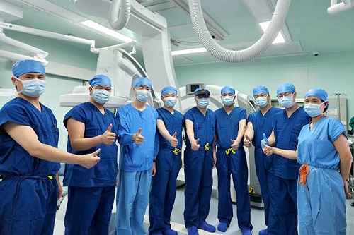 神经外科依托一体化复合手术室结合AR技术精准切除脑动静脉畸形