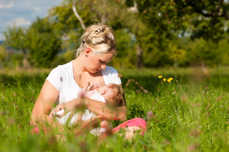母乳喂养的时间探讨：什么时候停母乳好？