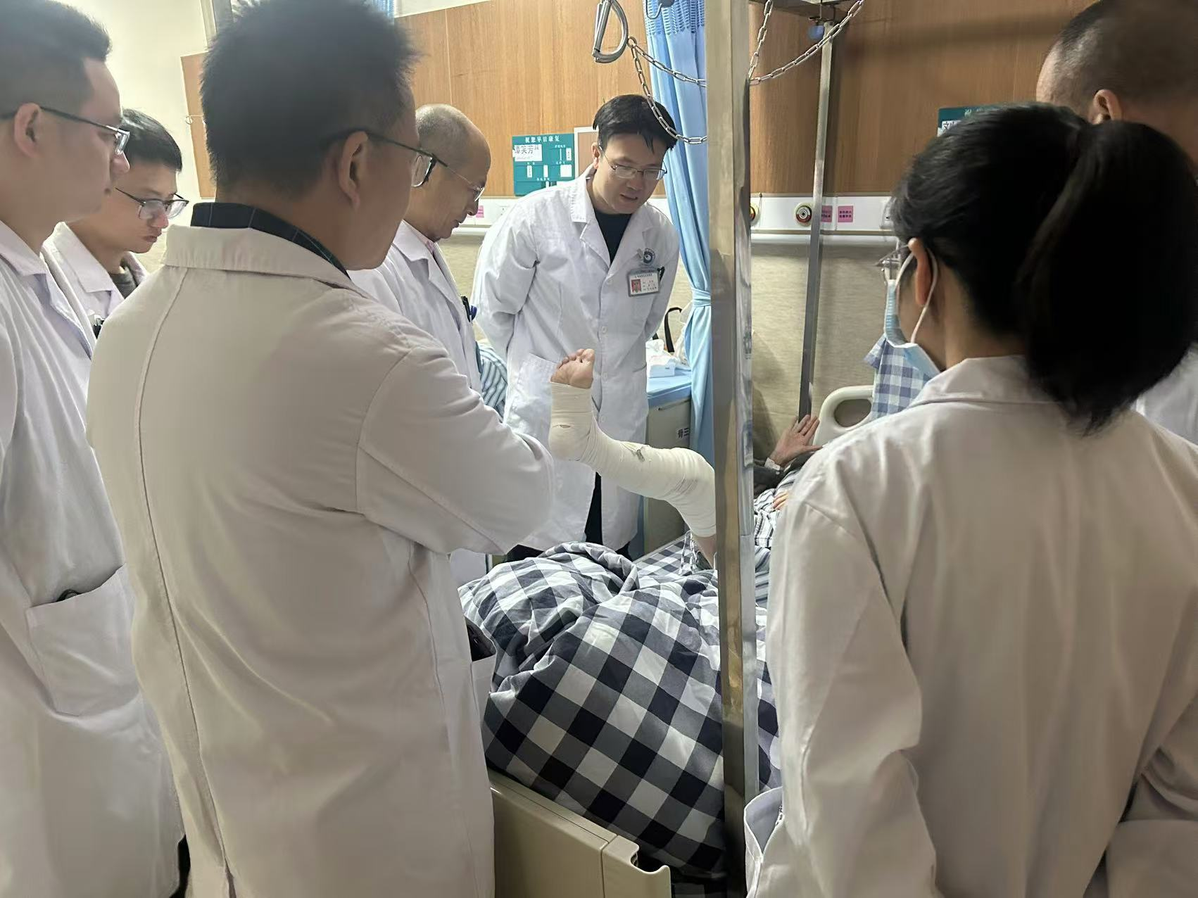 ?重获“膝”望，76岁患者表面膝关节置换术后第二天即可下地行走