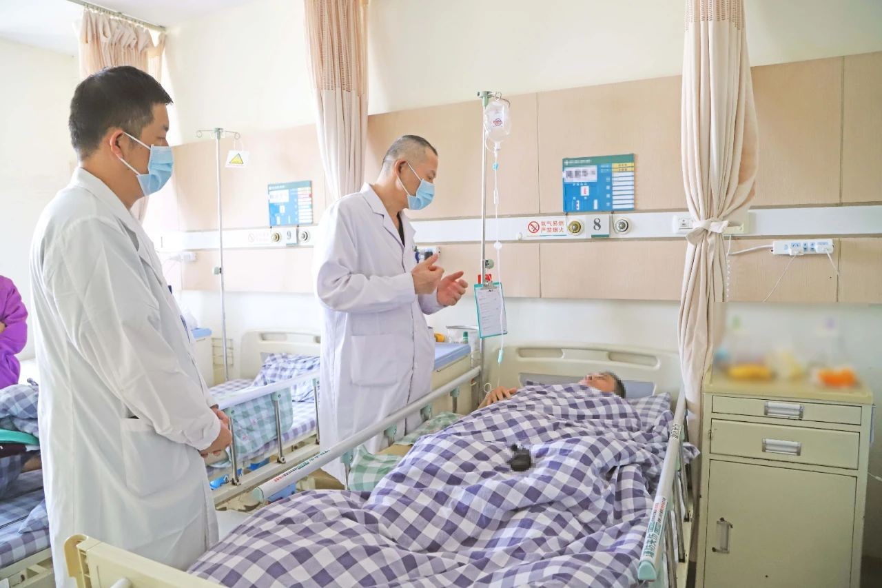 男子腰疼成“驼背”？原是它在作祟......
